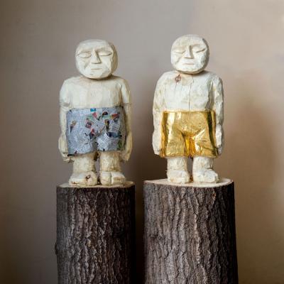 Albrecht Klink, Goldie and Mr. Newman, Zwei Figuren, 2020, Pappel, Gold Papier, Höhe 110 cm