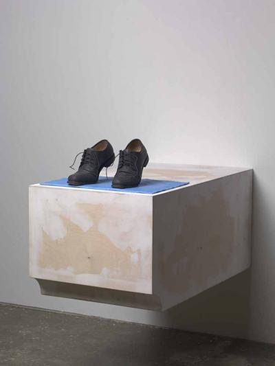 Künstler nach dem Sprung in die Leere / nach Yves Klein - Der Sprung ins Leere,  2012, Holz, Sperrholz, Farbe, Spachtelmasse, 67,5 x 61,5 x 100 cm