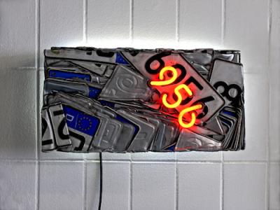 Nummernschild (m&k I-02), 2002, Neon, Autoschider, Trafos, 28 x 51 x 17 cm