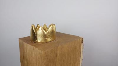 The crown, 2021, Eiche / Gold, 21 cm hoch, Durchmesser Krone 9 cm