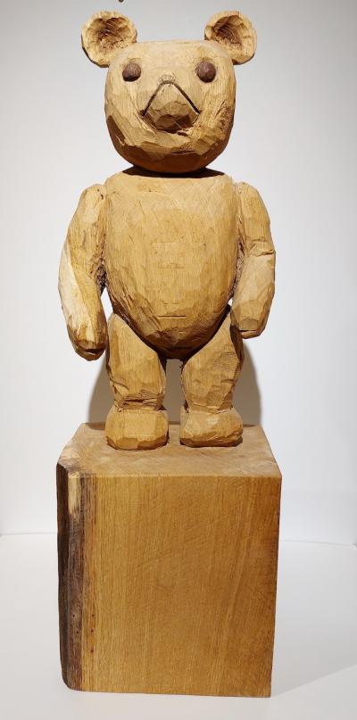 Bär, 2021, Eiche, Figur 45 cm, 70 x 24 x 19 cm