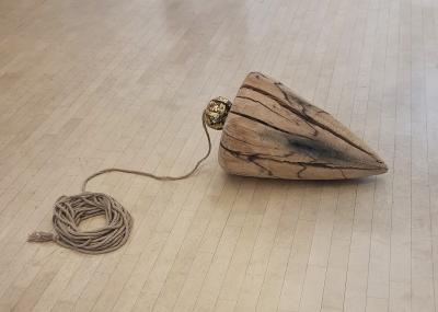Albrecht Klink, Alles in Lot, 2025, Eiche, Gold, Hanf, L x D / 85 x 44 cm