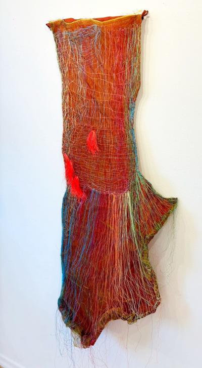Der Pfau, 2025, Angelschnur, Seide, Acryl auf Leinwand, 120 x 50 cm