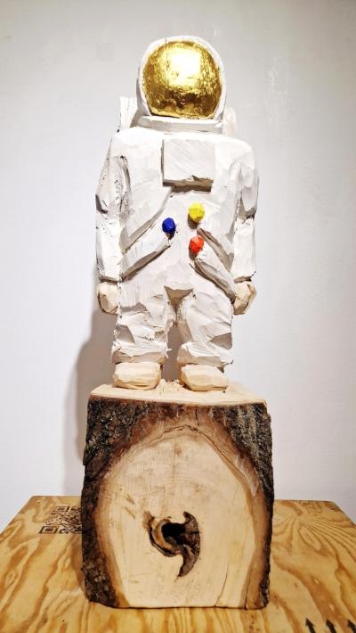 SEVENTIES-LOG WS-09, 2026, Ahorn/Gold,  17cm x 18cm x 55 cm /BxTxH/, Figur 35cm  7,5Kg