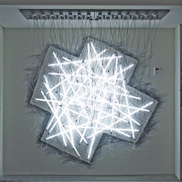 Black cross negative, Wandlichtinstallation, 2007, Leuchtstoffröhren, Vorschaltgeräte, elektronische Steuerung, Kabel, Metall, Wandgrafik, 200 x 200 x 200 cm