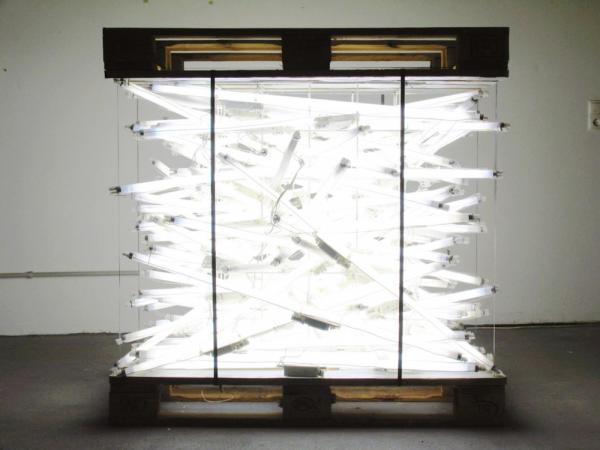 Licktinstallation Frachtgut 1999, Leuchtstoffröhren, Vorschaltgeräte, elektronische Steuerung, Kabel, Metall, Paletten, 120 x 80 x 120 cm