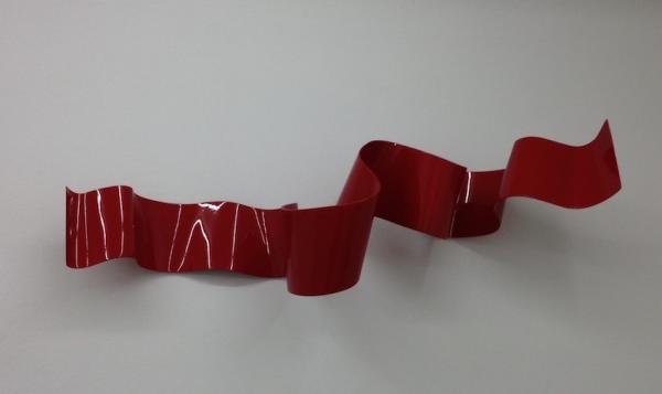 Schöne rote Schleife, 2013, Holz, Farbe, Lack, 160 x 50 x 45 cm
