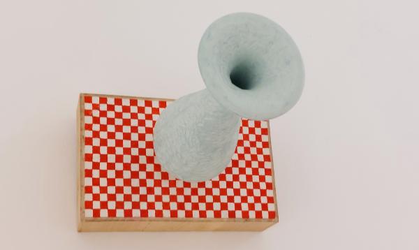Vase an der Wand, 2009, Holz, Farbe, 17 x 26,5 x 37 cm