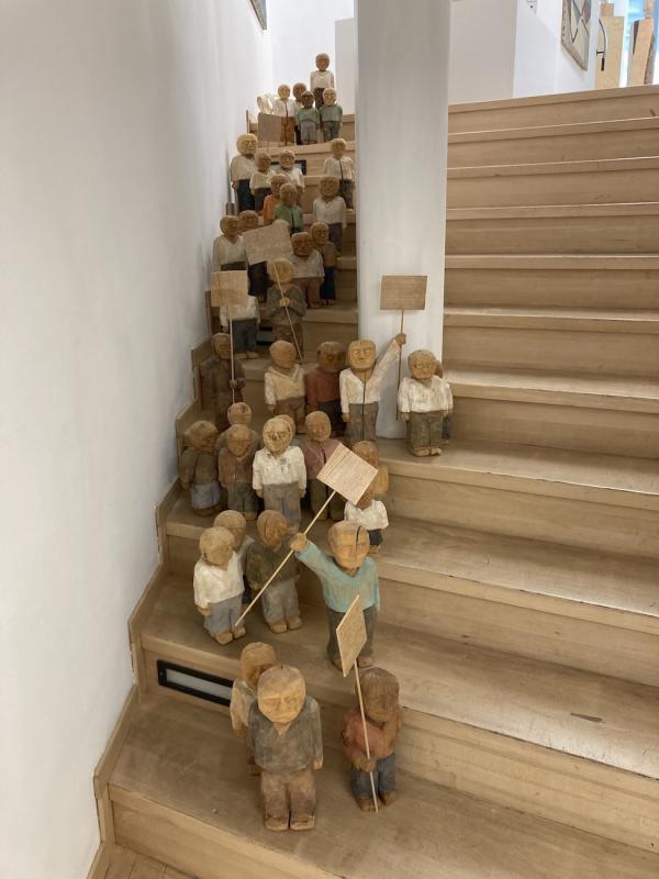 Albrecht Klink, Prozession, 2007, Installation, 27 Holzfiguren