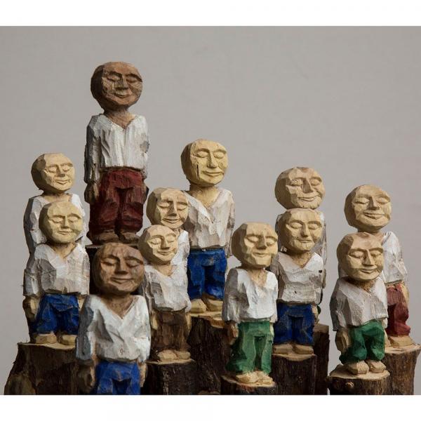 Die Freunde von Werner Rosenholt, 12 Figuren, 2023, Rosenholz/Farbe