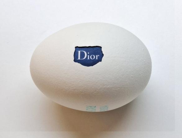 New Proteins (Strange but all Ours), Dior, 2025, Eierschale, gefundene Verpackung, Mischtechnik