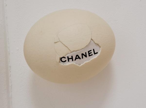 Ostrich egg, Chanel, 2025, Straußeneierschale, gefundene Verpackung, Mischtechnik