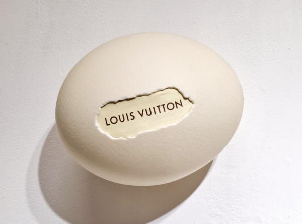 Ostrich egg, Louis Vuitton, 2025, Straußeneierschale, gefundene Verpackung, Mischtechnik